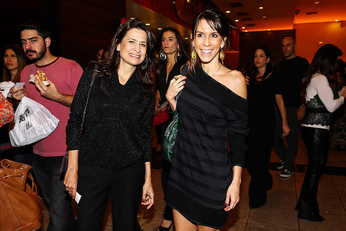 Sarah Oliveira chega à festa de lançamento do longa Tim Maia, em São Paulo