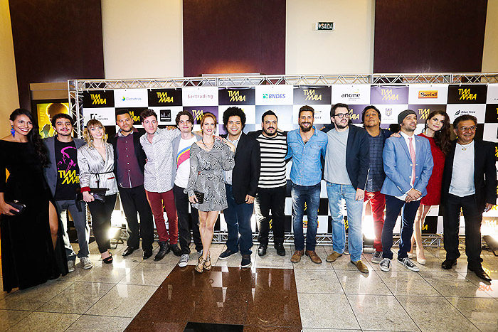 Elenco de Tim Maia posa na pré-estreia do filme em São Paulo