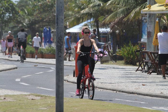 Bianca Bin aproveita manhã de sol e pedala pela orla da Barra da Tijuca