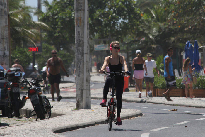 Bianca Bin aproveita manhã de sol e pedala pela orla da Barra da Tijuca