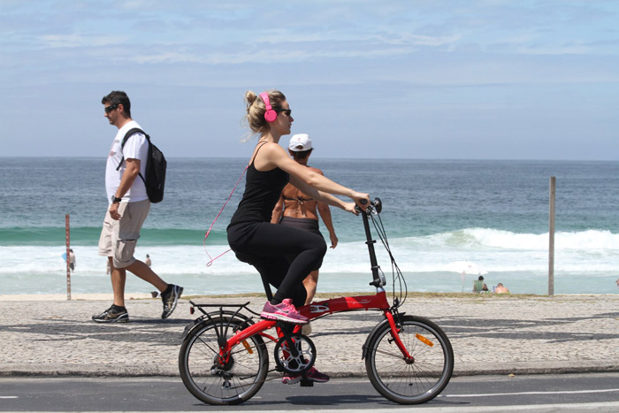 Bianca Bin aproveita manhã de sol e pedala pela orla da Barra da Tijuca