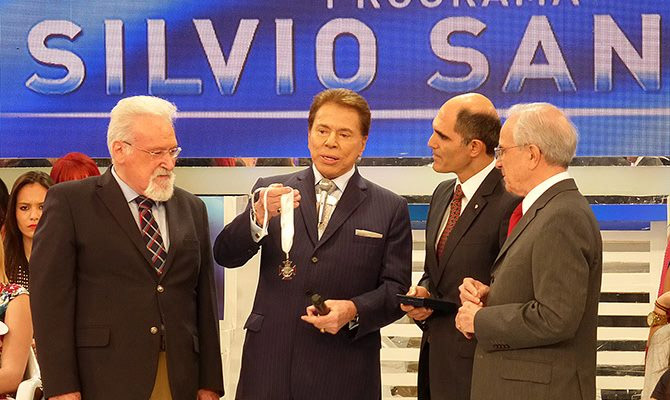 Silvio Santos recebe título de Comendador pela Casa de Portugal