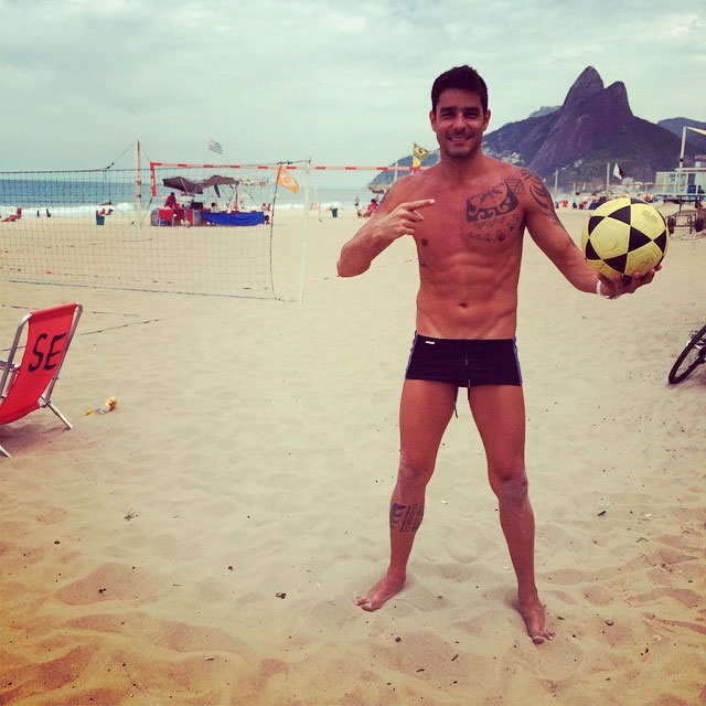 Ex-BBB Diego Grossi bate bola em praia carioca