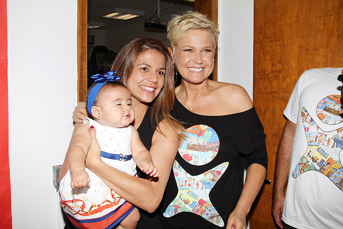 Xuxa recebe Nivea Stelmann no aniversário da Fundação em prol de crianças carentes em Guaratiba, no Rio 