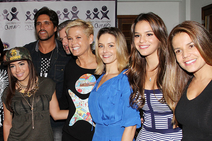 Xuxa posa com Victor e Léo, Anitta, Bianca Rinaldi, Bruna Marquezine e Nivea Stelmann no aniversário da Fundação que leva seu nome no Rio de Janeiro