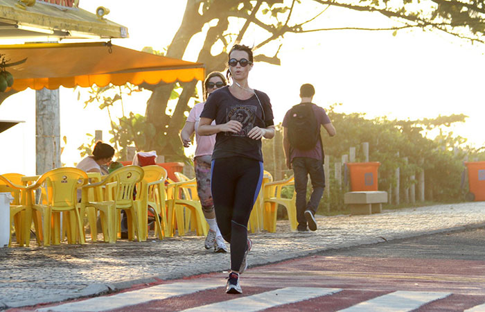 Juliana Didone se esforça em corrida pela praia