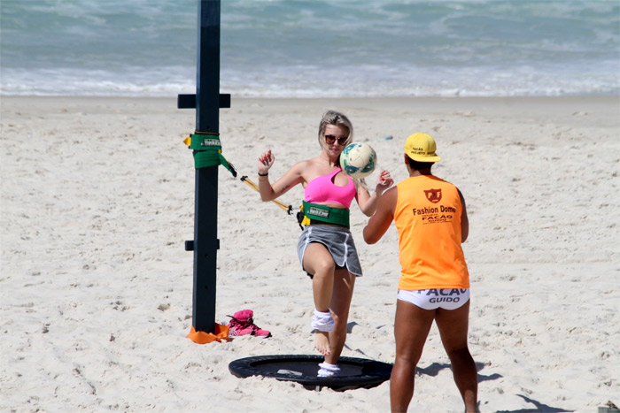Veridiana Freitas faz treino funcional pesado em praia carioca 