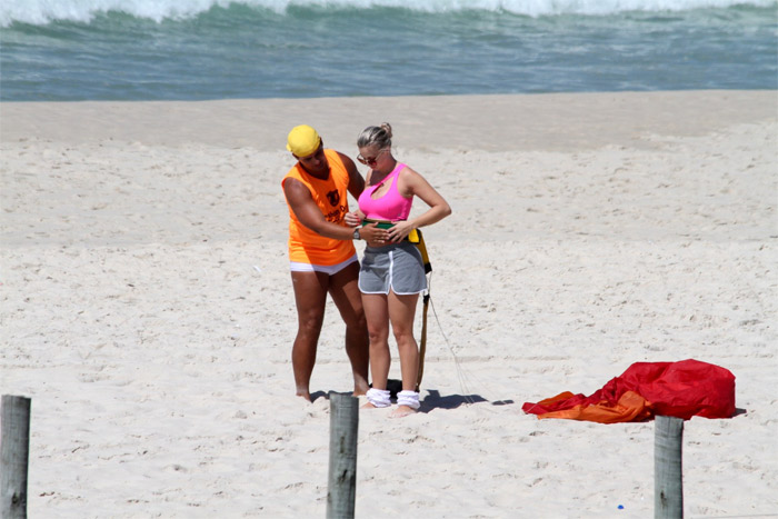 Veridiana Freitas faz treino funcional pesado em praia carioca 