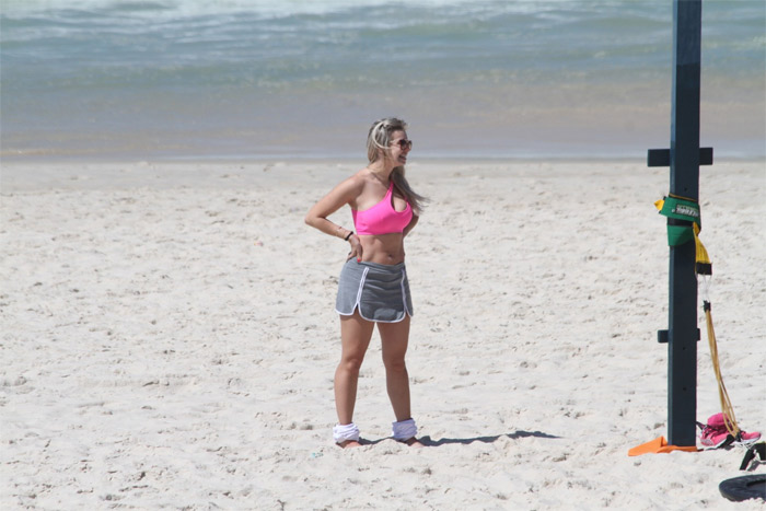 Veridiana Freitas faz treino funcional pesado em praia carioca 