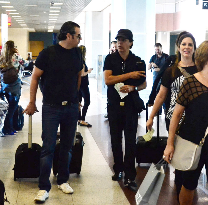 Tom Cavalcante embarca no aeroporto Santos Dumont, no Rio