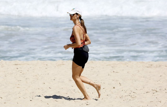 Tarde de exercícios! Fernanda Lima corre na orla do Leblon, no Rio