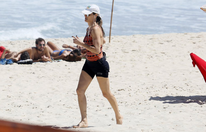 Tarde de exercícios! Fernanda Lima corre na orla do Leblon, no Rio