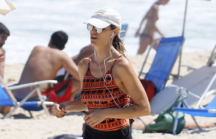 Tarde de exercícios! Fernanda Lima corre na orla do Leblon, no Rio