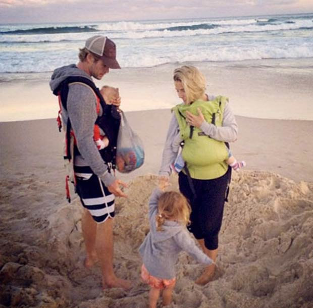Elsa Pataky posta foto com Chris Hemsworth e os três filhos do casal