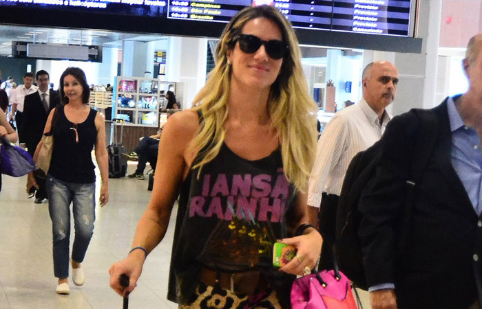 Com calça de oncinha, Giovanna Ewbank deixa o Rio de Janeiro