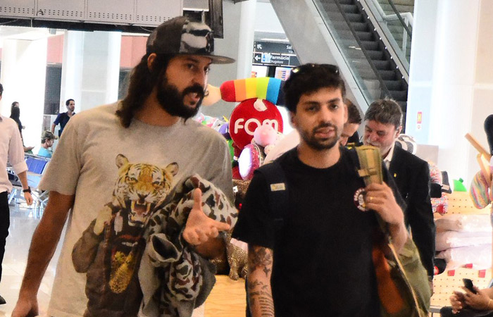 Tudo joia! Bruno Gissoni cumprimenta fotógrafo em aeroporto