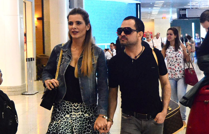  Luciano Camargo é tietado por fãs em aeroporto do Rio de Janeiro