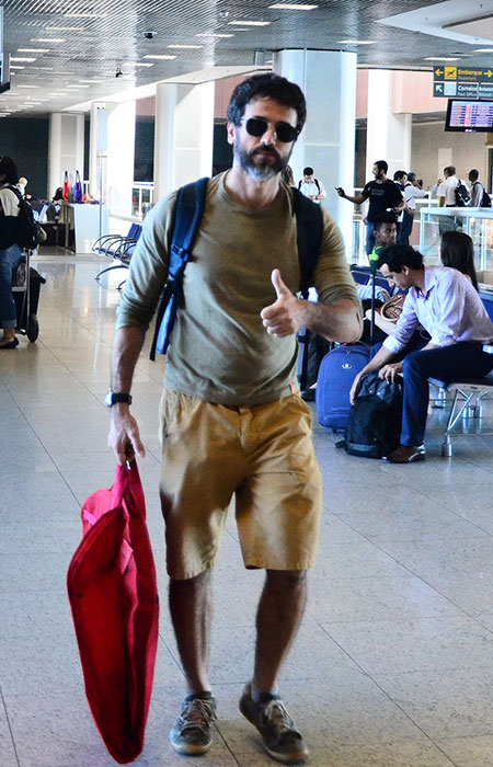 Eriberto Leão aparece estiloso em aeroporto