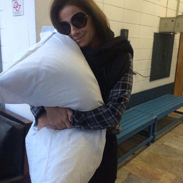Giovanna Antonelli agarra travesseiro e brinca com fãs: ‘E a preguiça...’