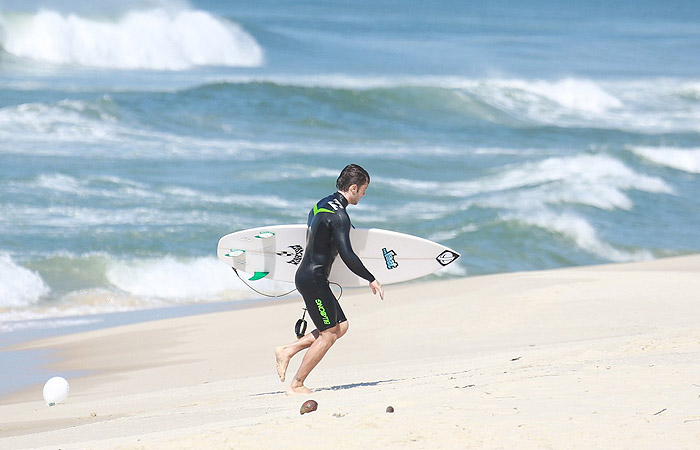 Kayky Brito exibe barriga sarada depois de manhã de surf na orla carioca