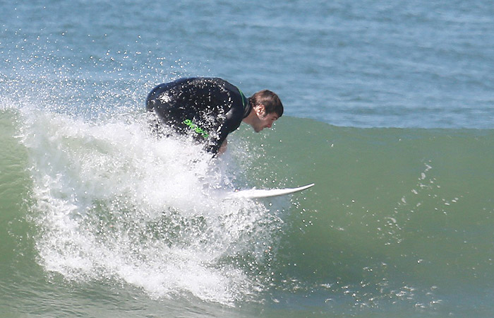 Kayky Brito exibe barriga sarada depois de manhã de surf na orla carioca