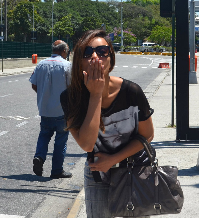 Cleo Pires ouve música concentrada ao circular por aeroporto do Rio