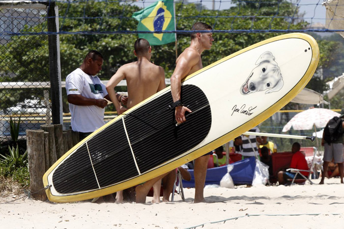 José Loreto curte sol carioca na praia da Barra da Tijuca