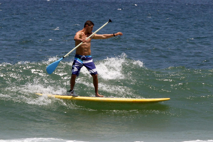 José Loreto curte sol carioca na praia da Barra da Tijuca