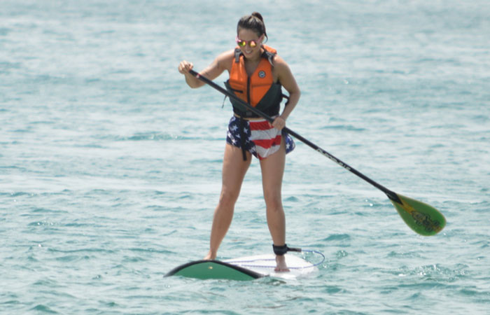  Alinne Rosa faz aula de Stand Up Paddle em Salvador