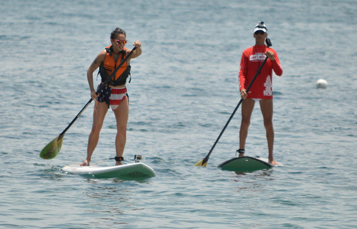  Alinne Rosa faz aula de Stand Up Paddle em Salvador