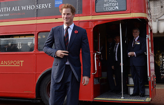 Príncipe Harry anda de ônibus com Joss Stone e Barbara Windsor em Londres