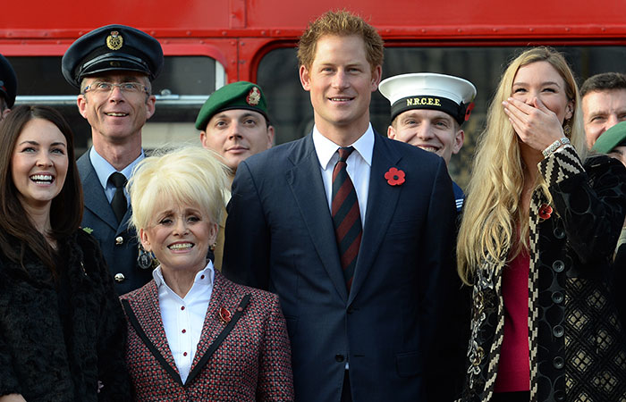 Príncipe Harry anda de ônibus com Joss Stone e Barbara Windsor em Londres
