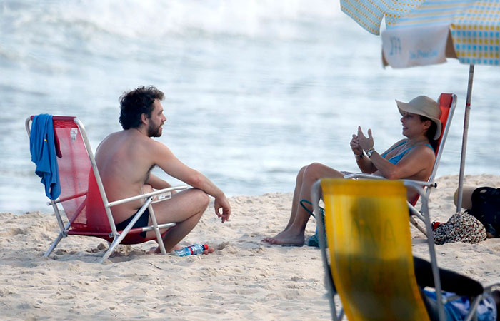  Cissa Guimarães se refresca em praia da zona sul carioca