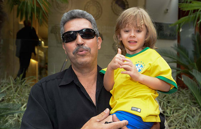  Sem a mãe Adriane Galisteu, Vittorio passeia em São Paulo