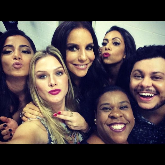 Ivete Sangalo, Anitta e outros famosos prestigiam peça de teatro no Rio