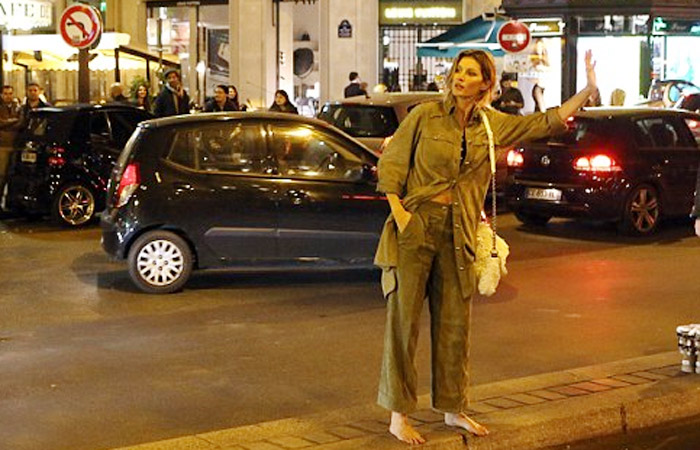 Gisele Bündchen fica descalça em sessão de fotos para a Chanel