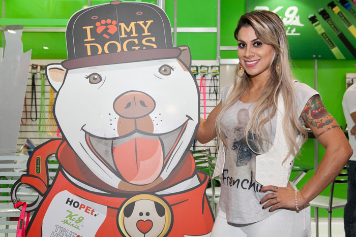 Vanessa Mesquita posa com pet em feira de animais