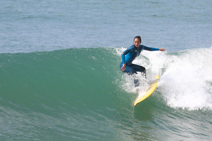 Dani Suzuki pega onda na praia da Macumba em dia de sol no Rio