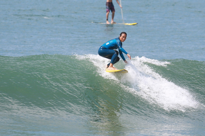 Dani Suzuki pega onda na praia da Macumba em dia de sol no Rio