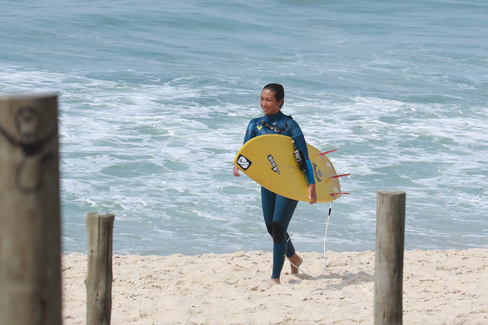 Dani Suzuki pega onda na praia da Macumba em dia de sol no Rio