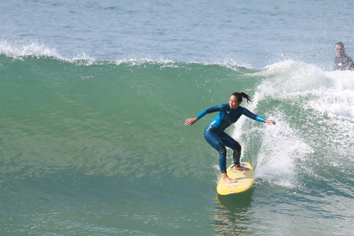 Dani Suzuki pega onda na praia da Macumba em dia de sol no Rio