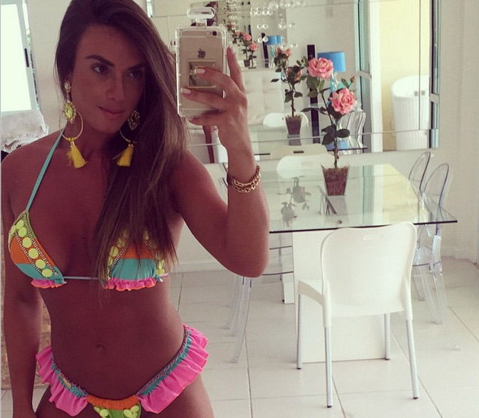 Nicole Bahls posa bronzeada em dia de sol