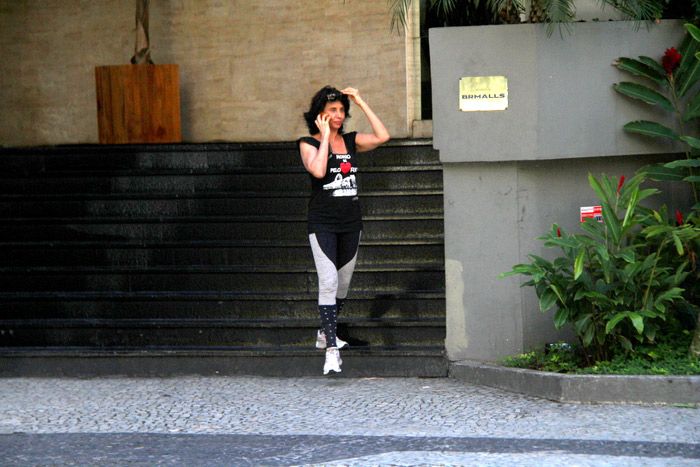 Com roupas de ginástica, Claudia Alencar circula por São Conrado, no Rio 