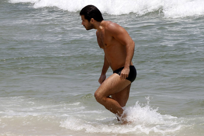 Com o cabelo curtinho, Duda Nagle exibe físico sarado em praia carioca 