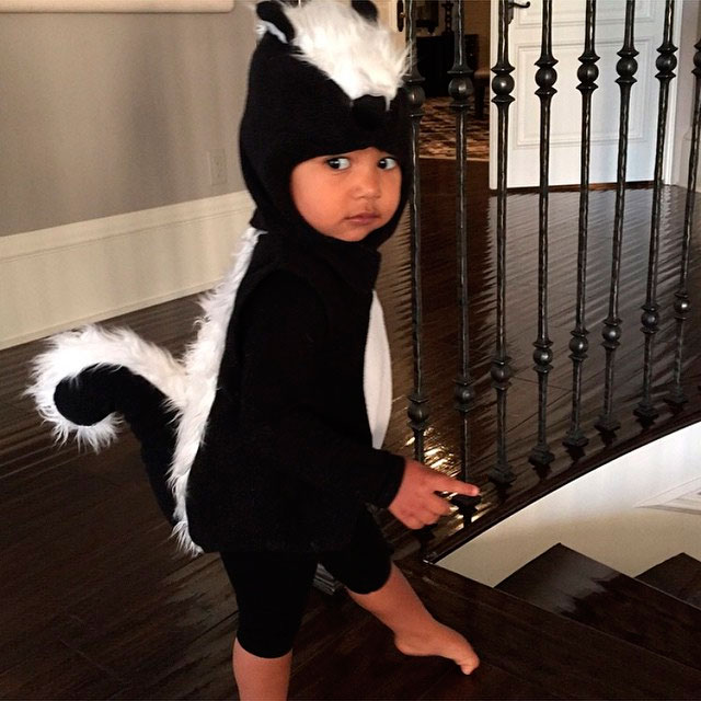 North West esbanja fofura em fantasia de gambá para o Halloween