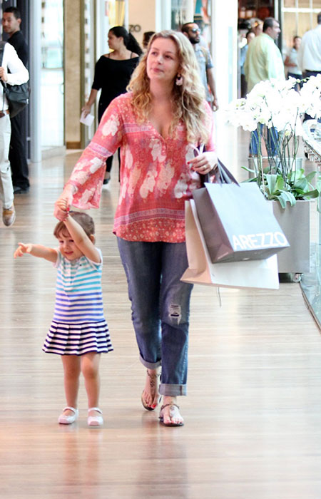 Filha de Bianca Castanho passeia toda animada com a mãe em shopping