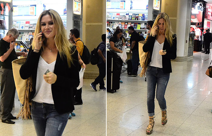 Estilosa, Fiorella Mattheis não desgruda do celular em aeroporto
