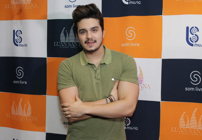 Luan Santana canta Lepo Lepo e dá ‘chega mais’ em fã sortuda