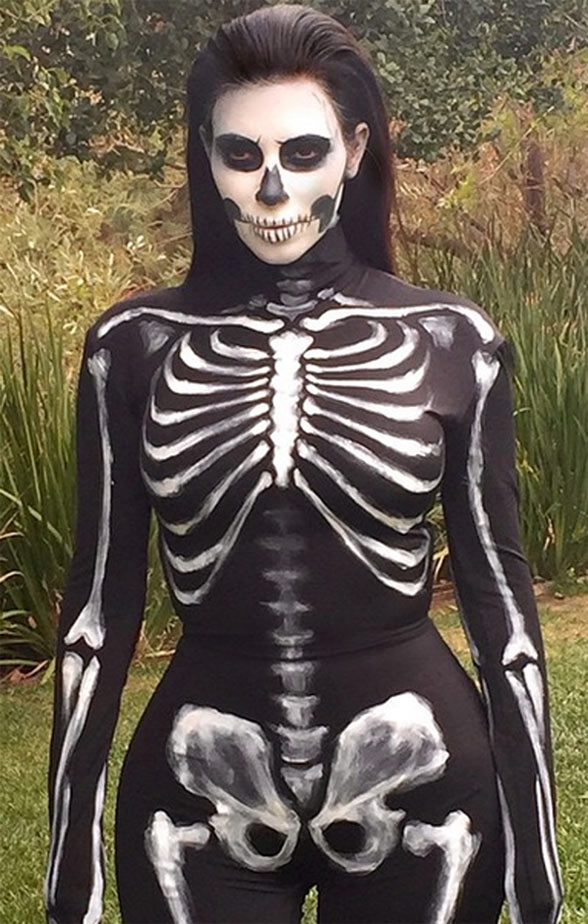 Kim Kardashian se fantasia de esqueleto para curtir o Halloween