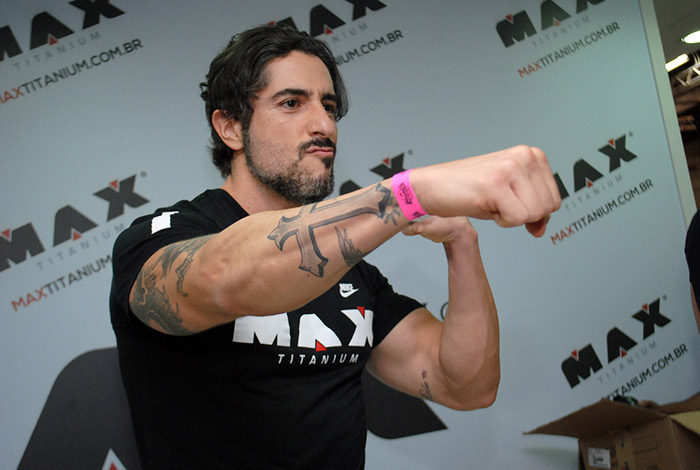 Marcos Mion exibe os músculos em feira de suplementos